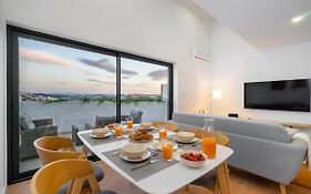 Whome Riverside View Premium Apartment W/ Ac & Terrace
